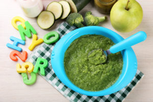 Pappa per bambini piccoli con zucchina, mela; concept baby food, omogeneizzato