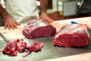 Pezzi di carne rossa sul bancone del macellaio; concept: macelleria