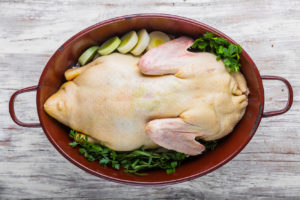 carne, anatra cruda in pentola