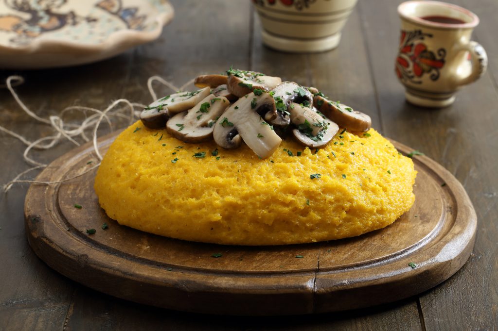 polenta con funghi su tavolo di legno rustico