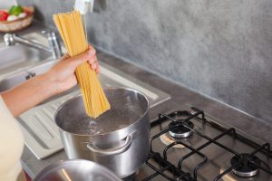 pasta, pentola e spaghetti