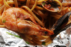 linguine gamberi frutti di mare cartoccio alluminio