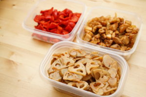 Funghi e verdure a tocchetti in contenitori di plastica