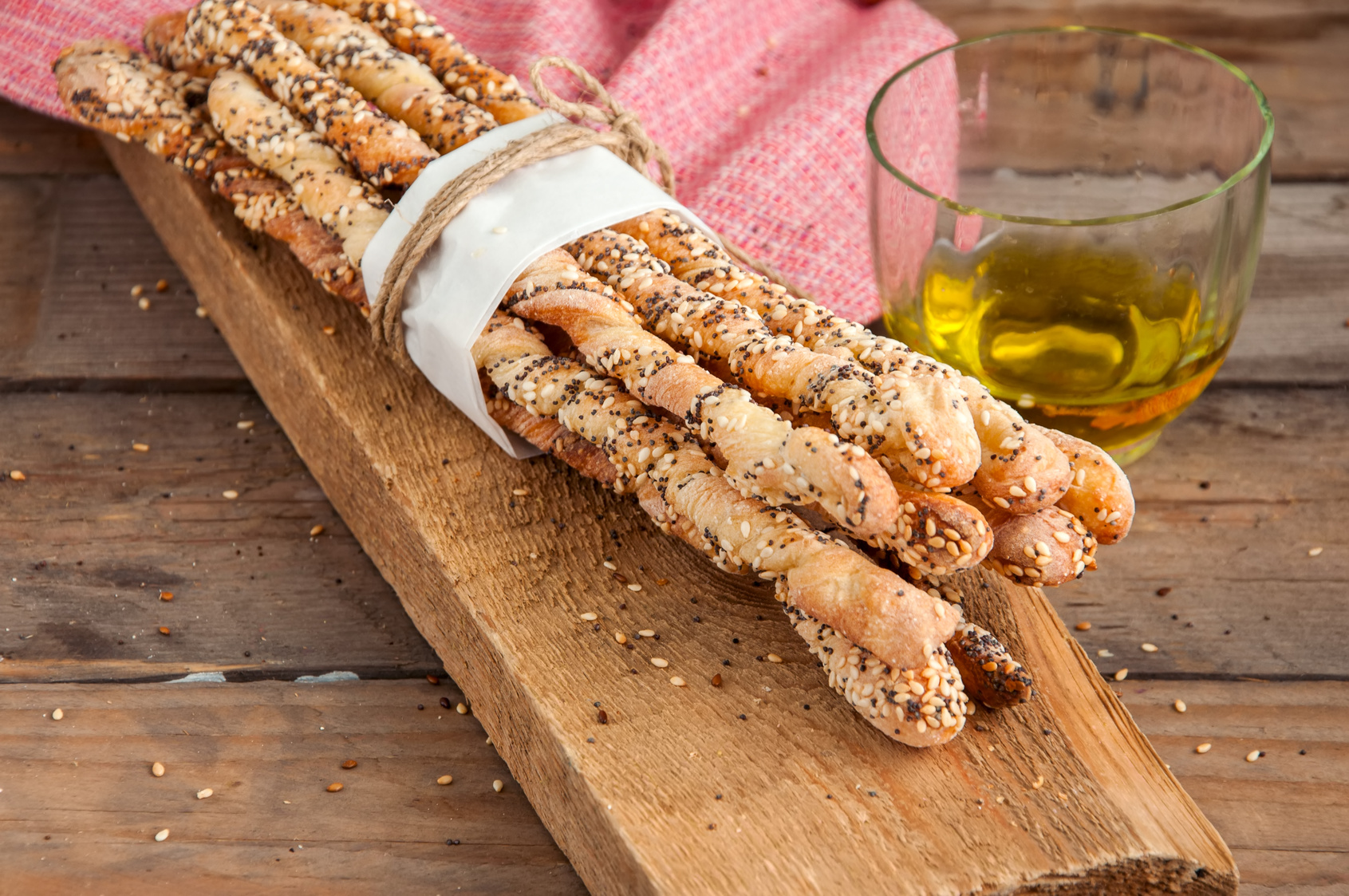 Grissini su un'asse di legno