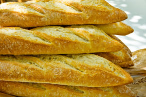 Baguette fresche impilate; concept: pane