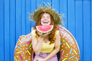 moda giovane ragazza estiva estate caldo anguria frutta