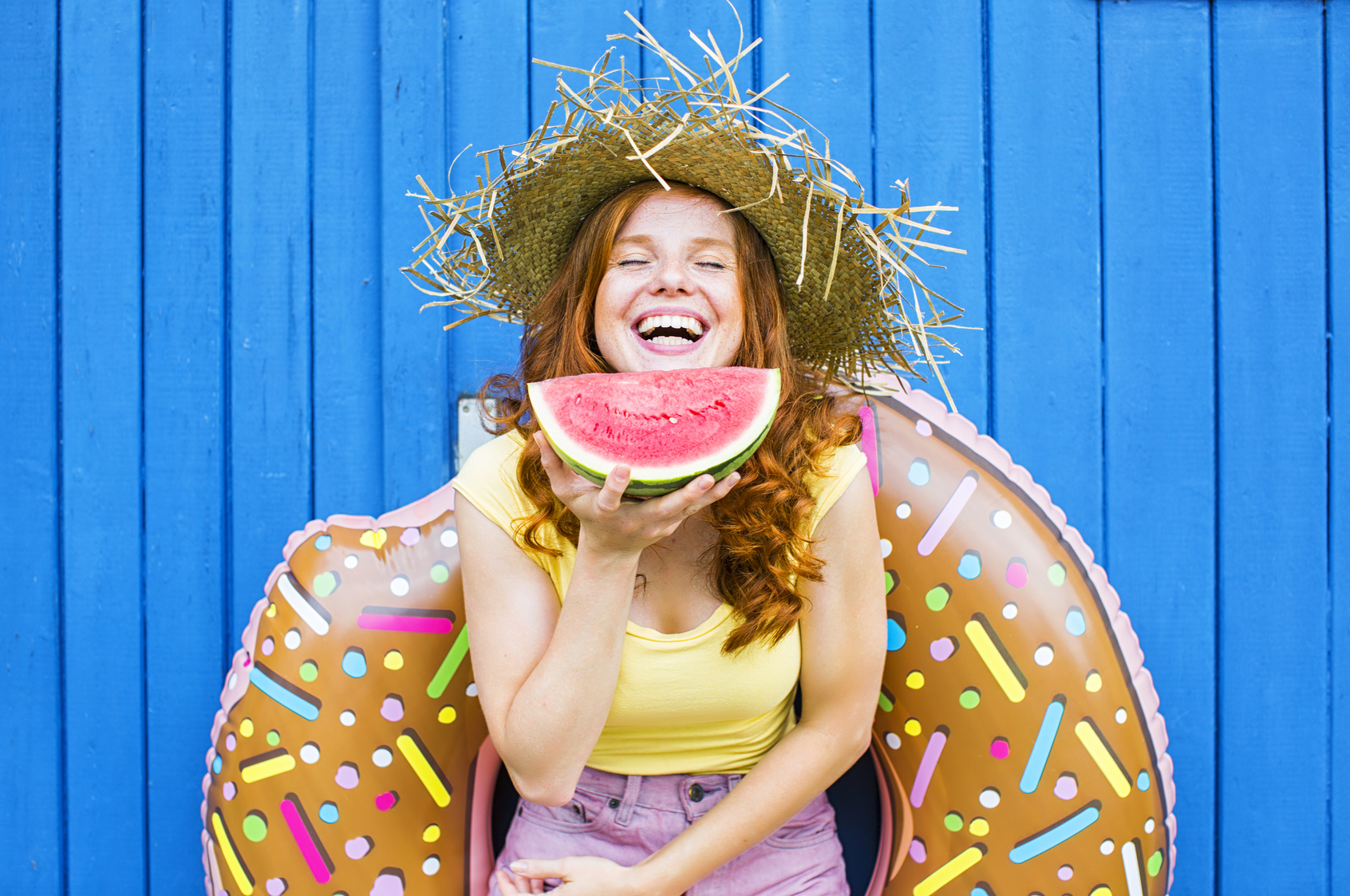 moda giovane ragazza estiva estate caldo anguria frutta