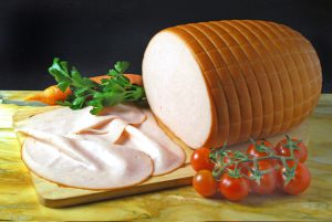 Fesa di tacchino arrosto con fette su un tagliere