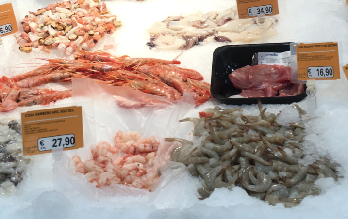 gamberi in un banco pescheria
