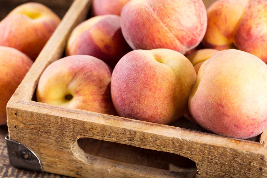 Cassetta di pesche; concept: frutta