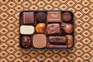 Scatola di cioccolatini assortiti; concept: dolci, cioccolato