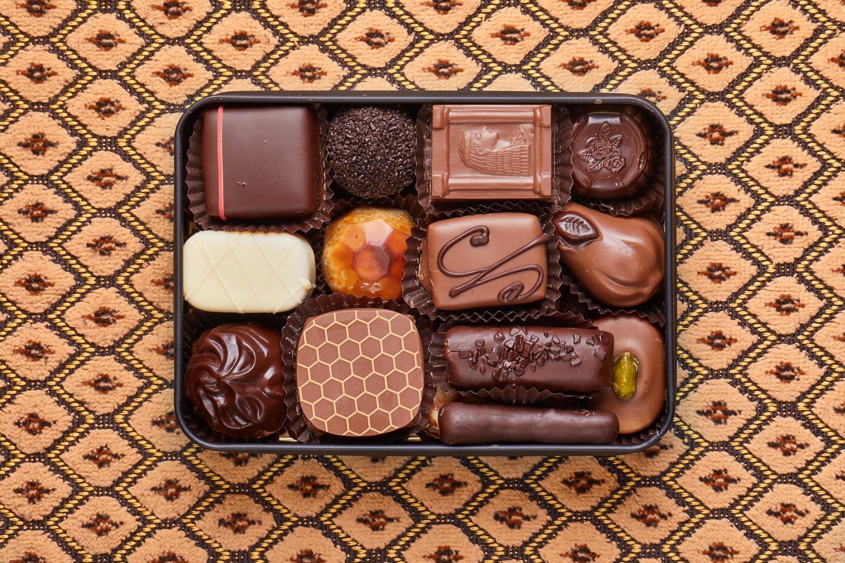 Scatola di cioccolatini assortiti; concept: dolci, cioccolato