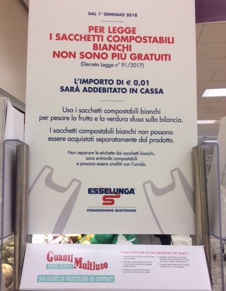 Avviso su espositore di sacchetti compostabili per ortofrutta di Esselunga