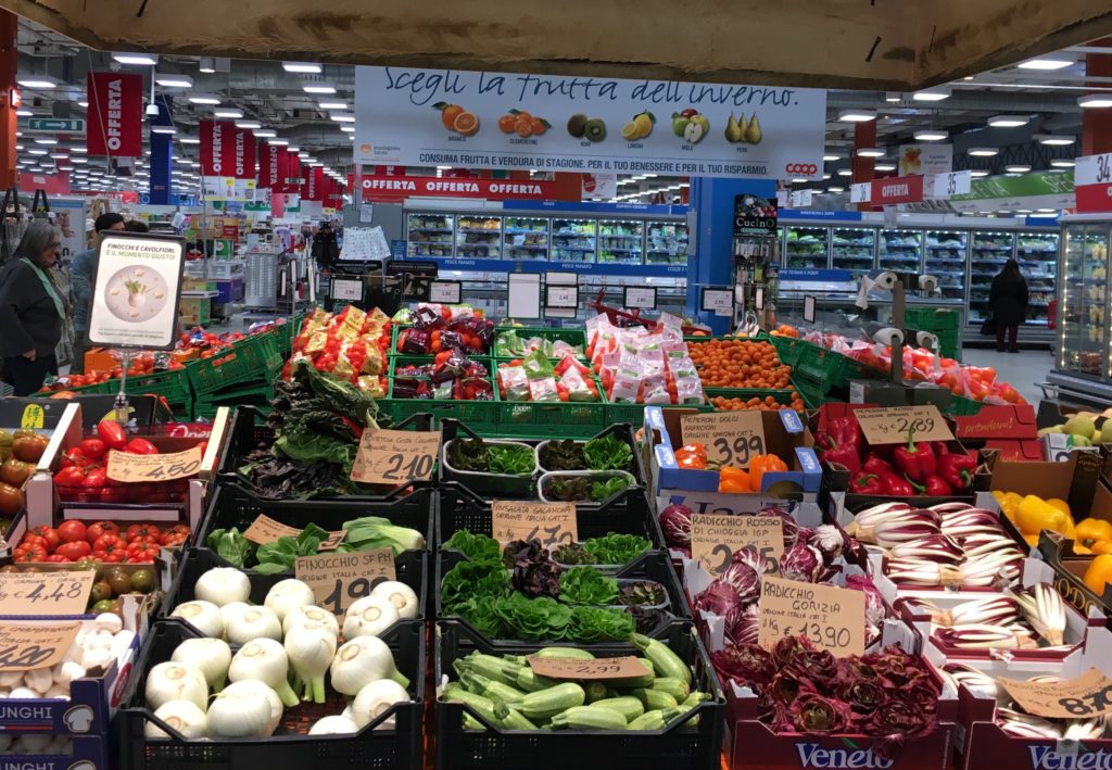 Reparto ortofrutta di un supermercato italiano con i cartellini dei prezzi in vista