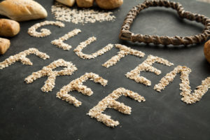 Scritta gluten free fatta con chicchi di grano sotto un cuore; concept: celiachia, glutine