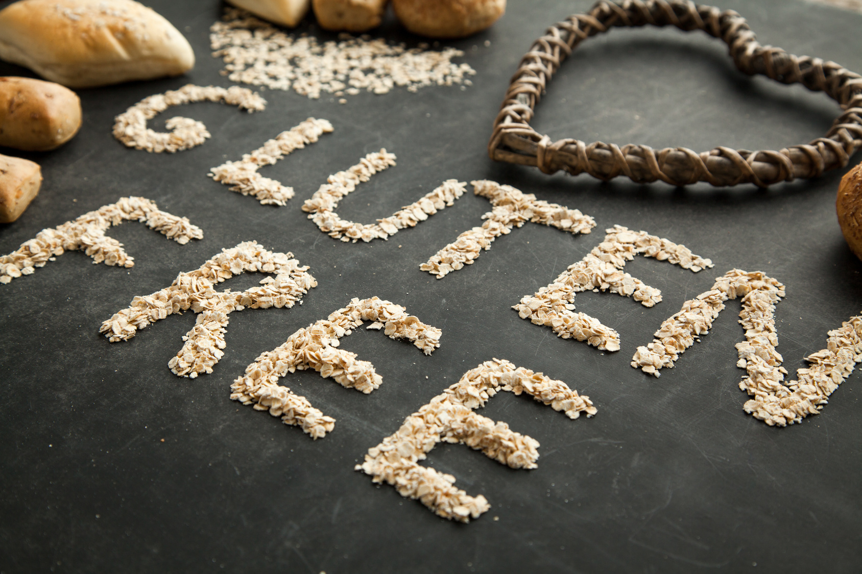 Scritta gluten free fatta con chicchi di grano sotto un cuore; concept: celiachia, glutine