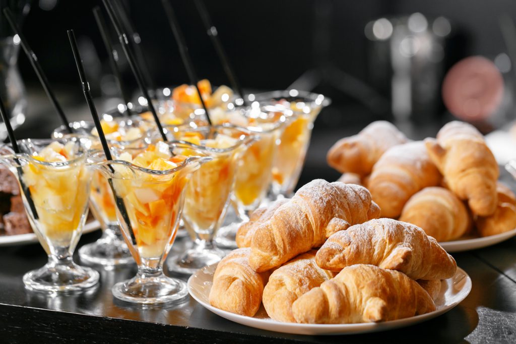 colazione cornetti croissant macedonia frutta cannucce