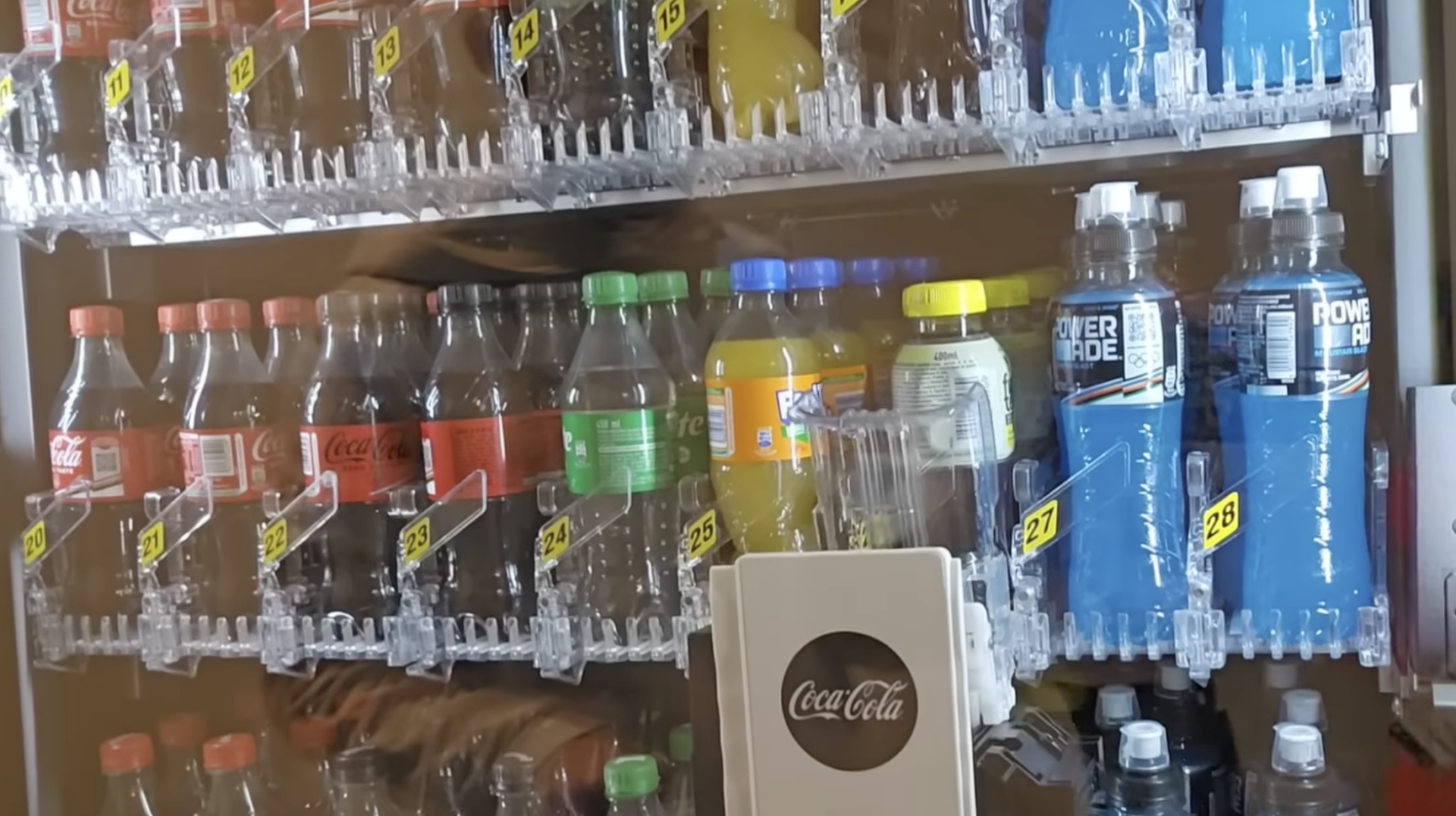 Distributore di bibite Coca-Cola all'interno di uno dei villaggi olimpici delle Olimpiadi Milano Cortina 2026