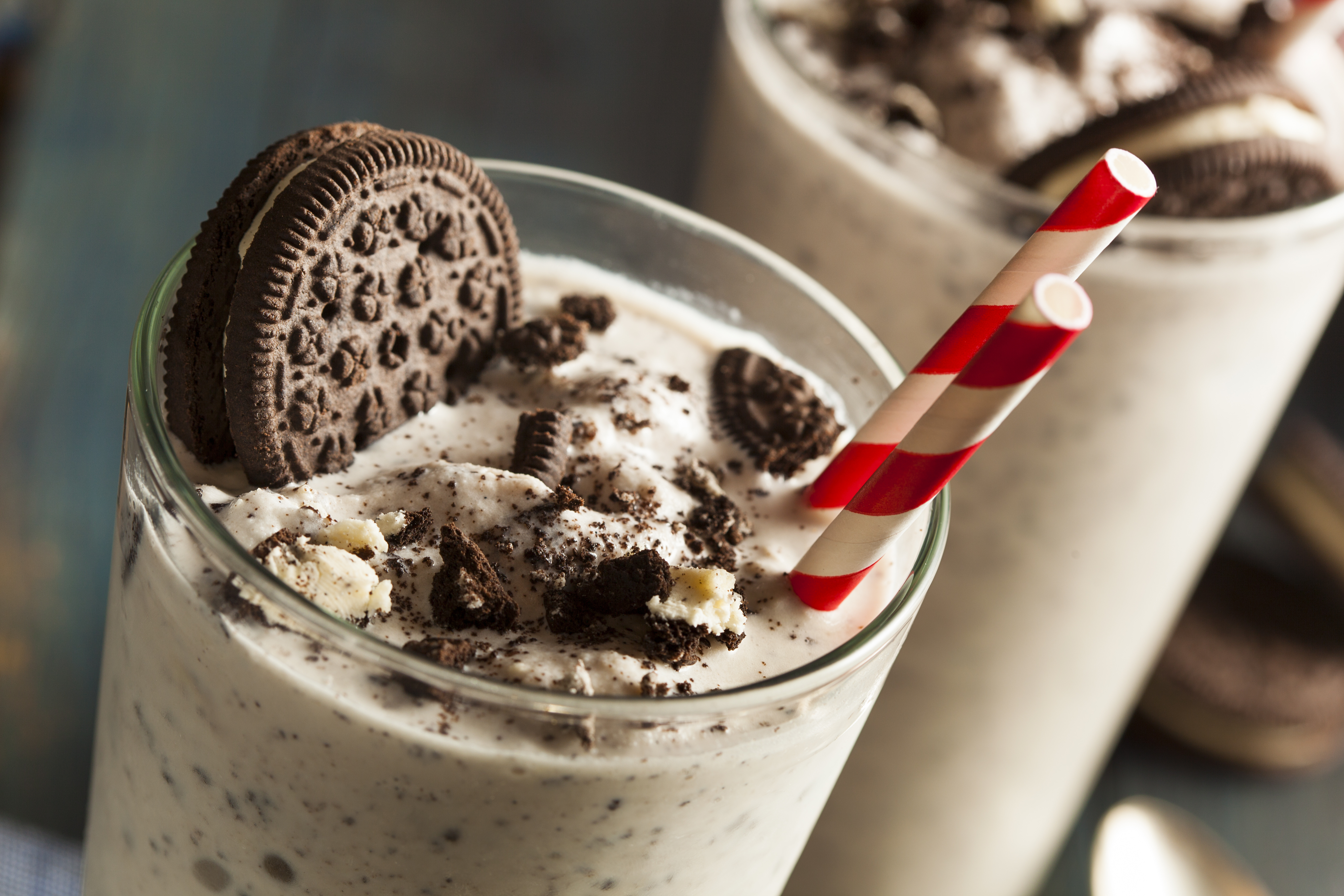 Freakshake con Oreo e cannuccia; concept: milkshake, frullato, junk food, ultra processati
