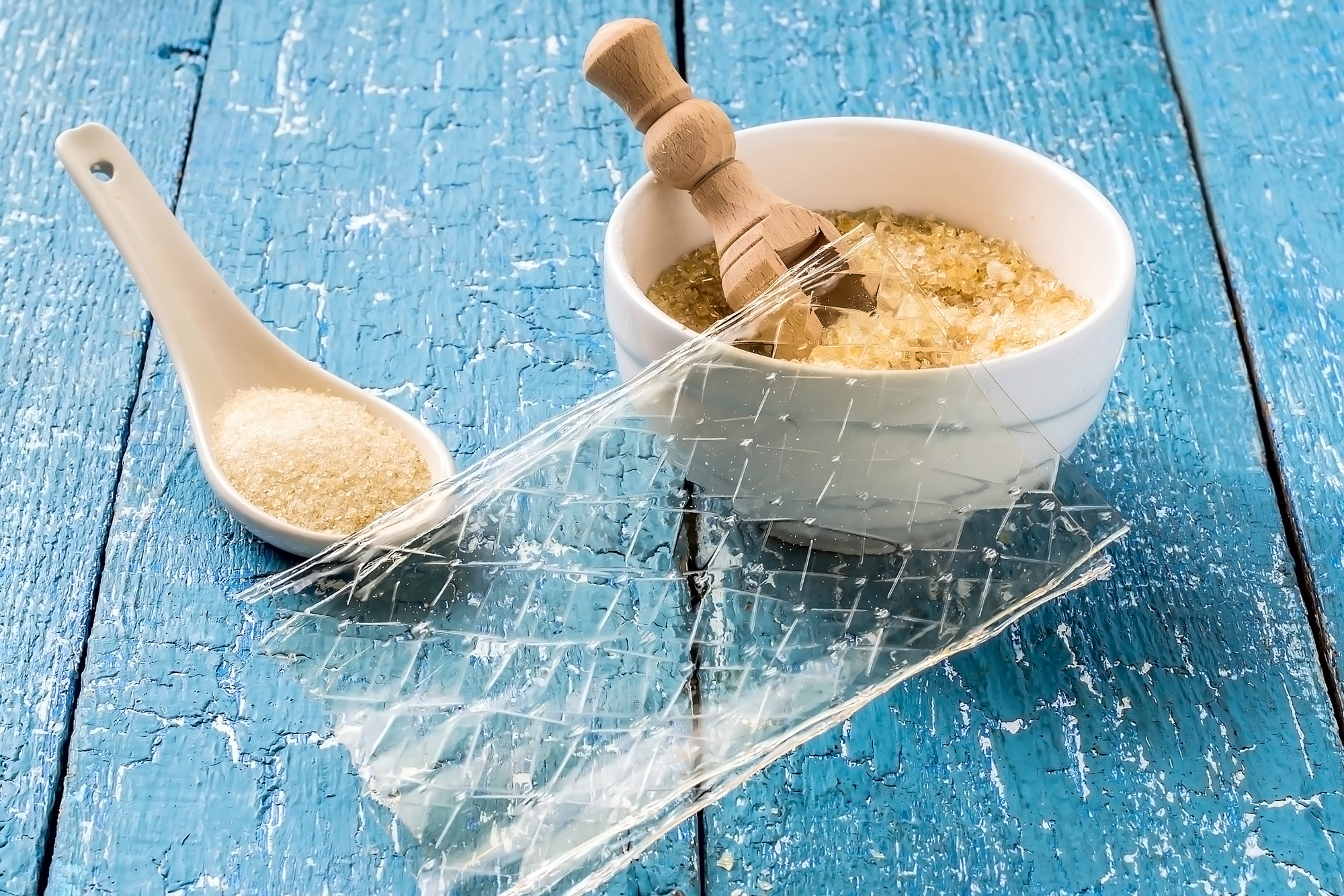 Diversi tipi di gelatina: fogli, polvere e granelli; concept: colla di pesce