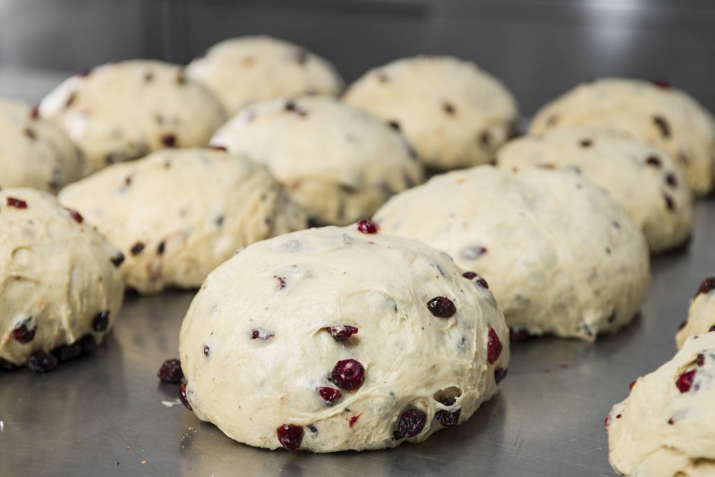 Impasti di panettoni che stanno lievitando
