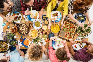 Tavola imbandita di piatti della cucina vegetariana