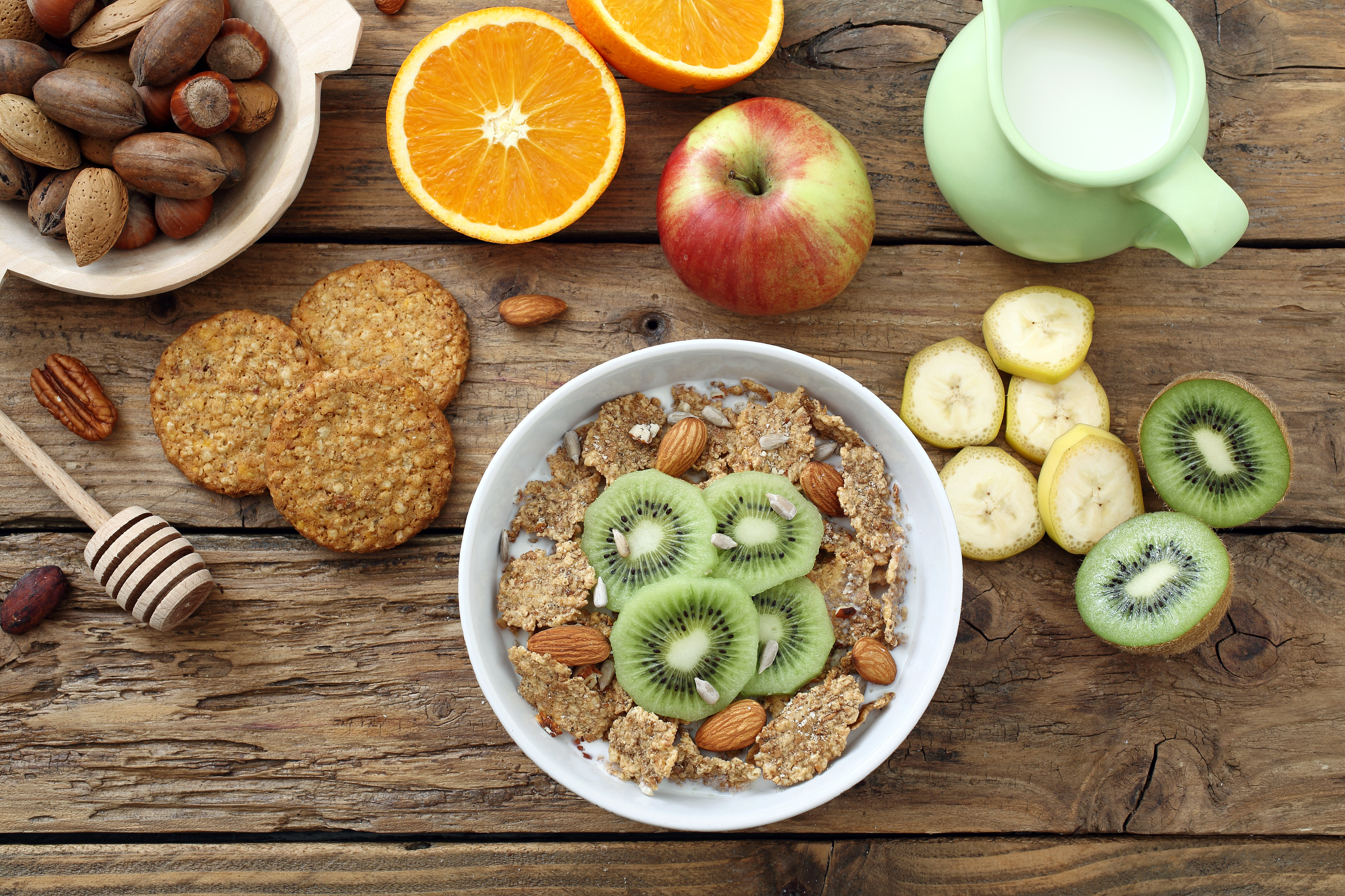 prima colazione con cereali e frutta su sfondo tavolo rustico