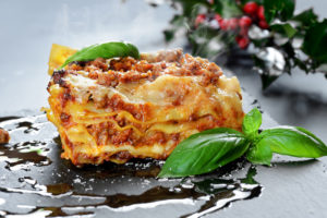 Porzione di lasagne al forno; concept: cucina italiana, pasta, carne di cavallo