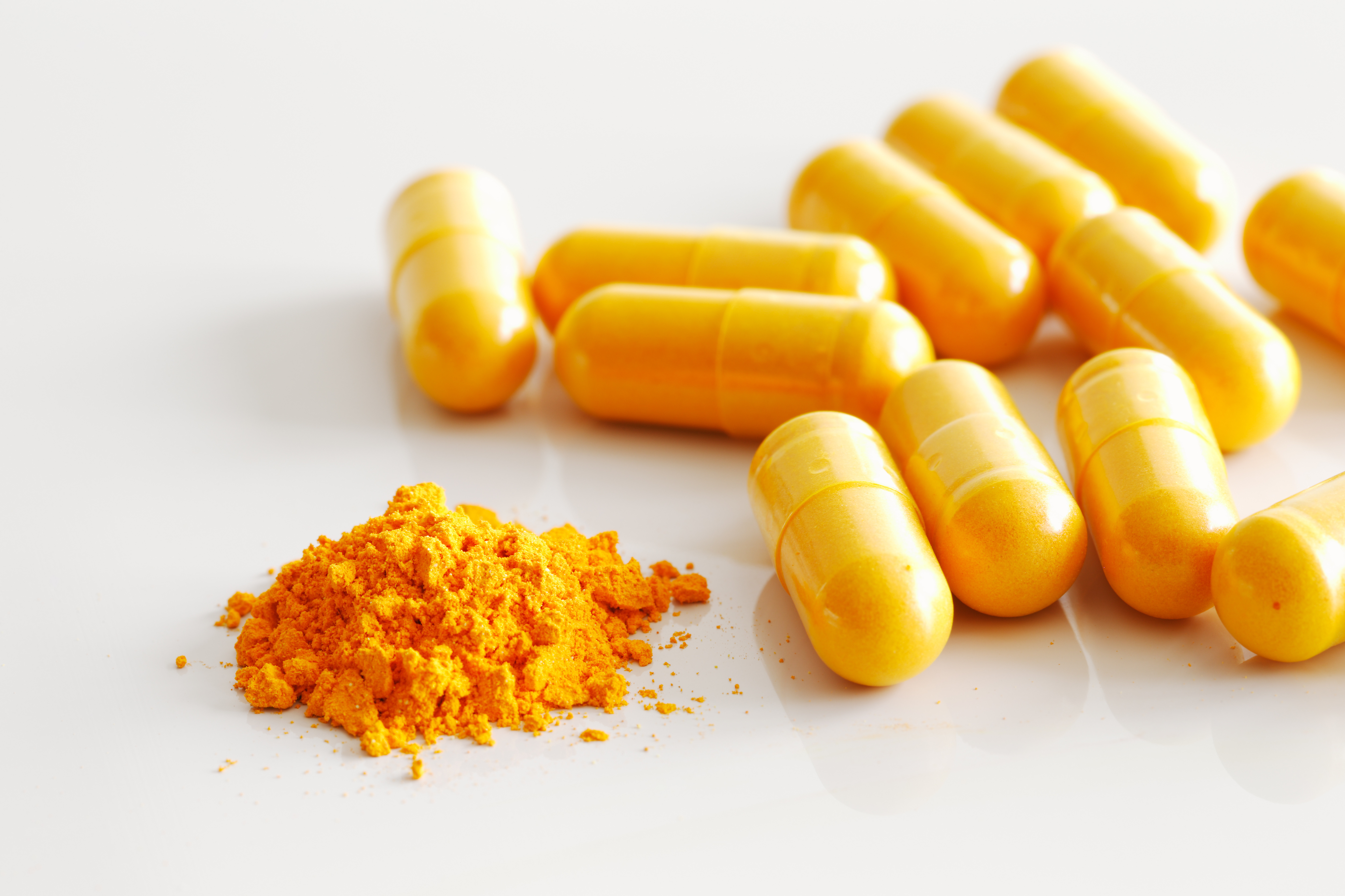 Capsule di curcuma; concept: integratori alimentari, curcumina, epatite