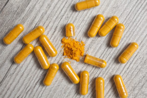 Capsule di integratori alimentari di curcuma o curcumina