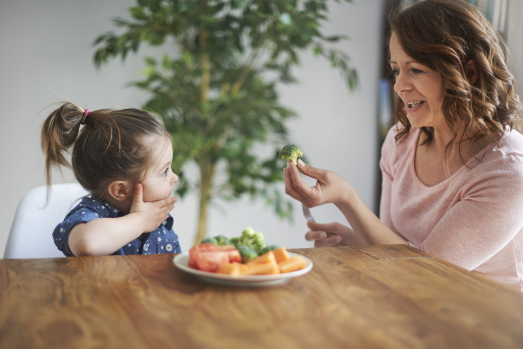 mamma bambina verdura pranzo