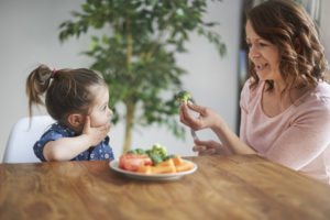 mamma bambina verdura pranzo