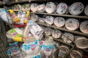 stoviglie posate piatti bicchieri plastica monouso usa e getta scaffali carrello