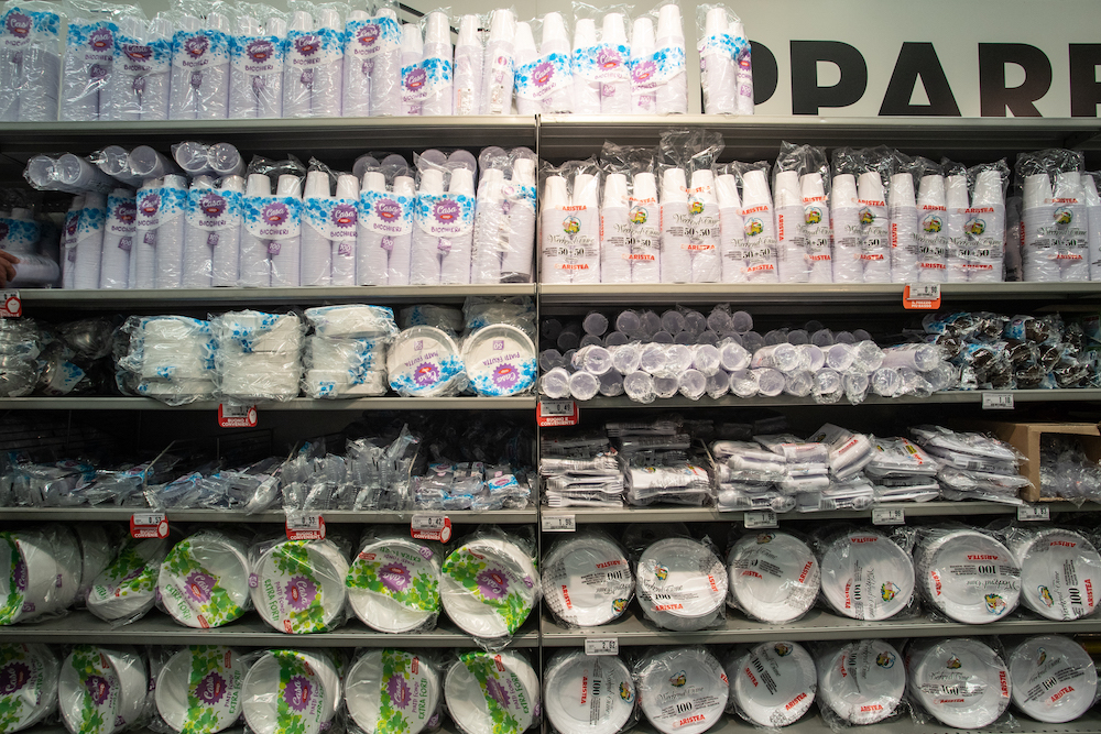 stoviglie posate piatti bicchieri plastica monouso usa e getta scaffali