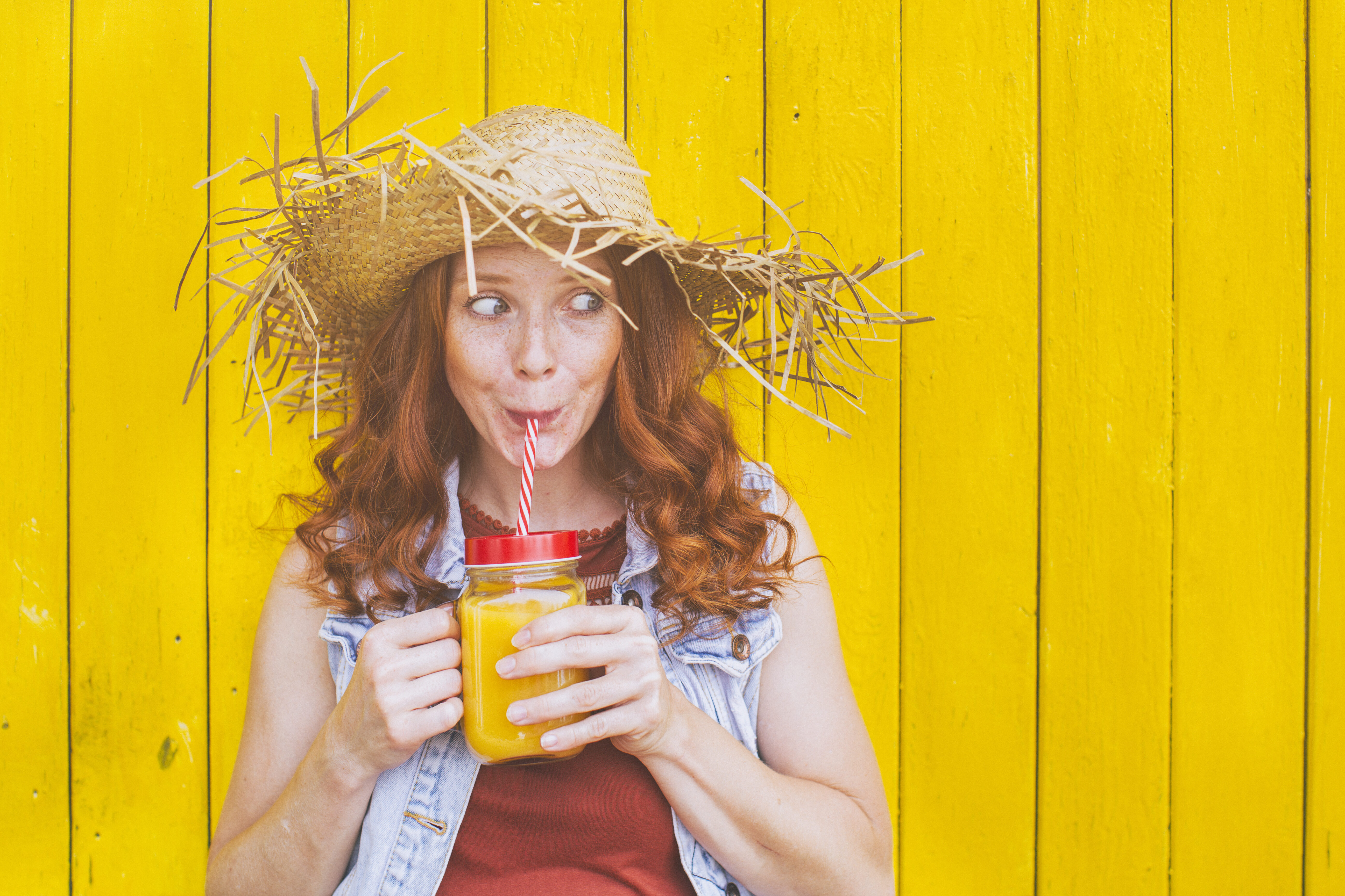 pretty woman drinks a longdrink