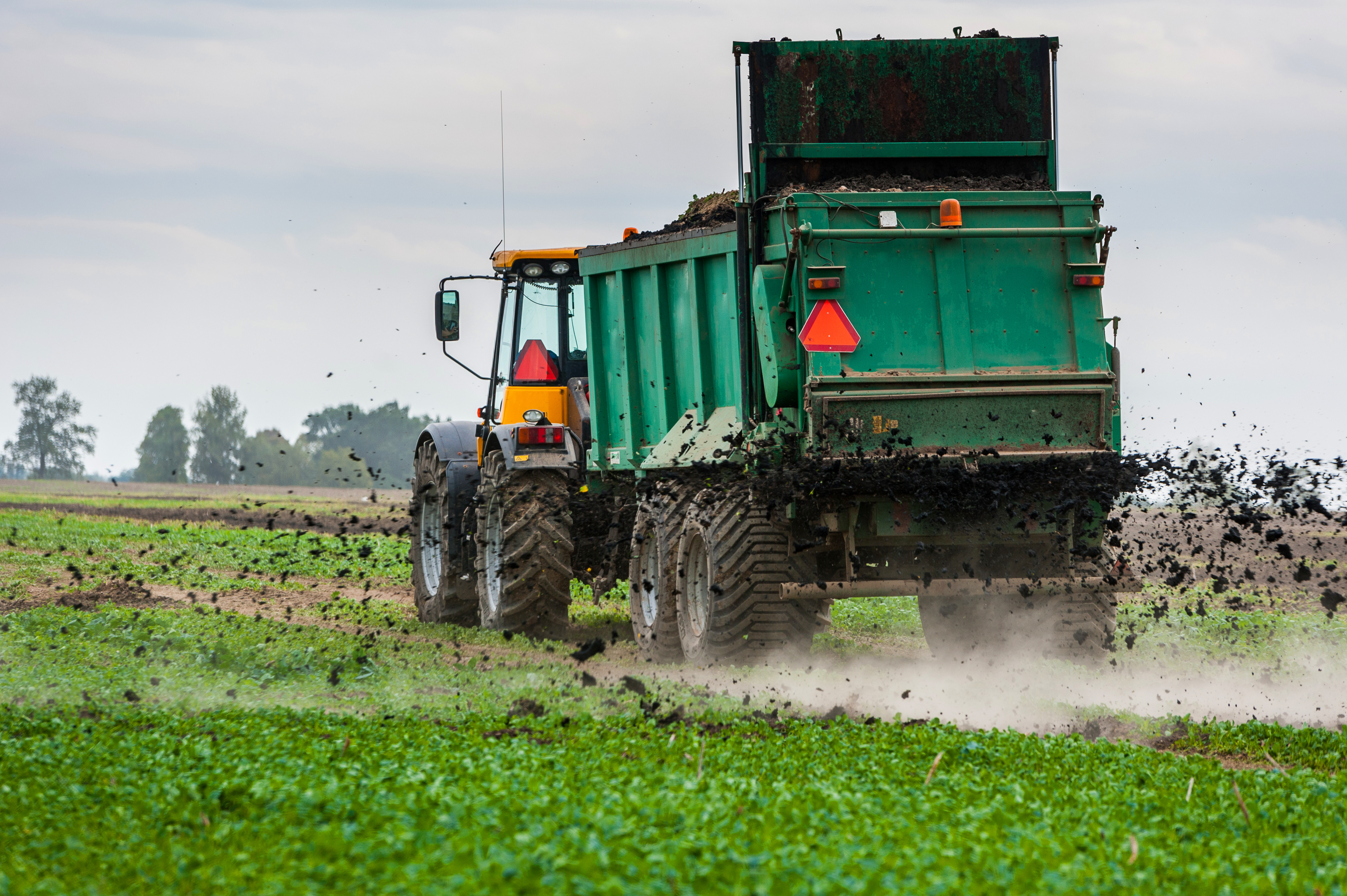 trattore spargimento compost fertilizzante campi