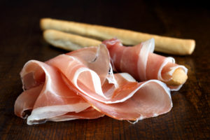 Fette di Prosciutto crudo con due grissini