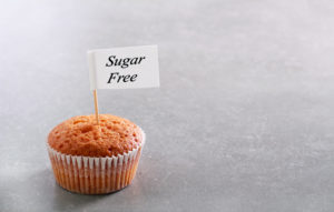 Cupcake o muffin con bandierina sugar free; concept: alimenti senza zuccheri