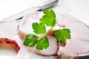 Tranci di verdesca congelate con prezzemolo