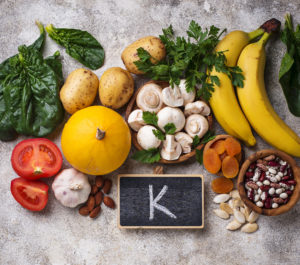 Alimenti ricchi di potassio: banana spinaci mandorle funghi patate