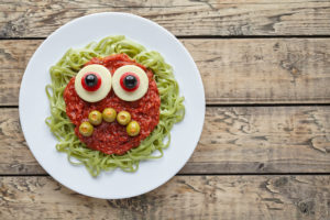 Verde pasta spaghetti creativo spettrale cibo halloween mostro con sorriso triste