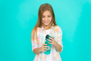 bambina borraccia plastica acqua vetro acciaio borracce