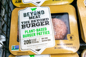 Confezione di burger a base vegetale beyond burger a marchio beyond meat