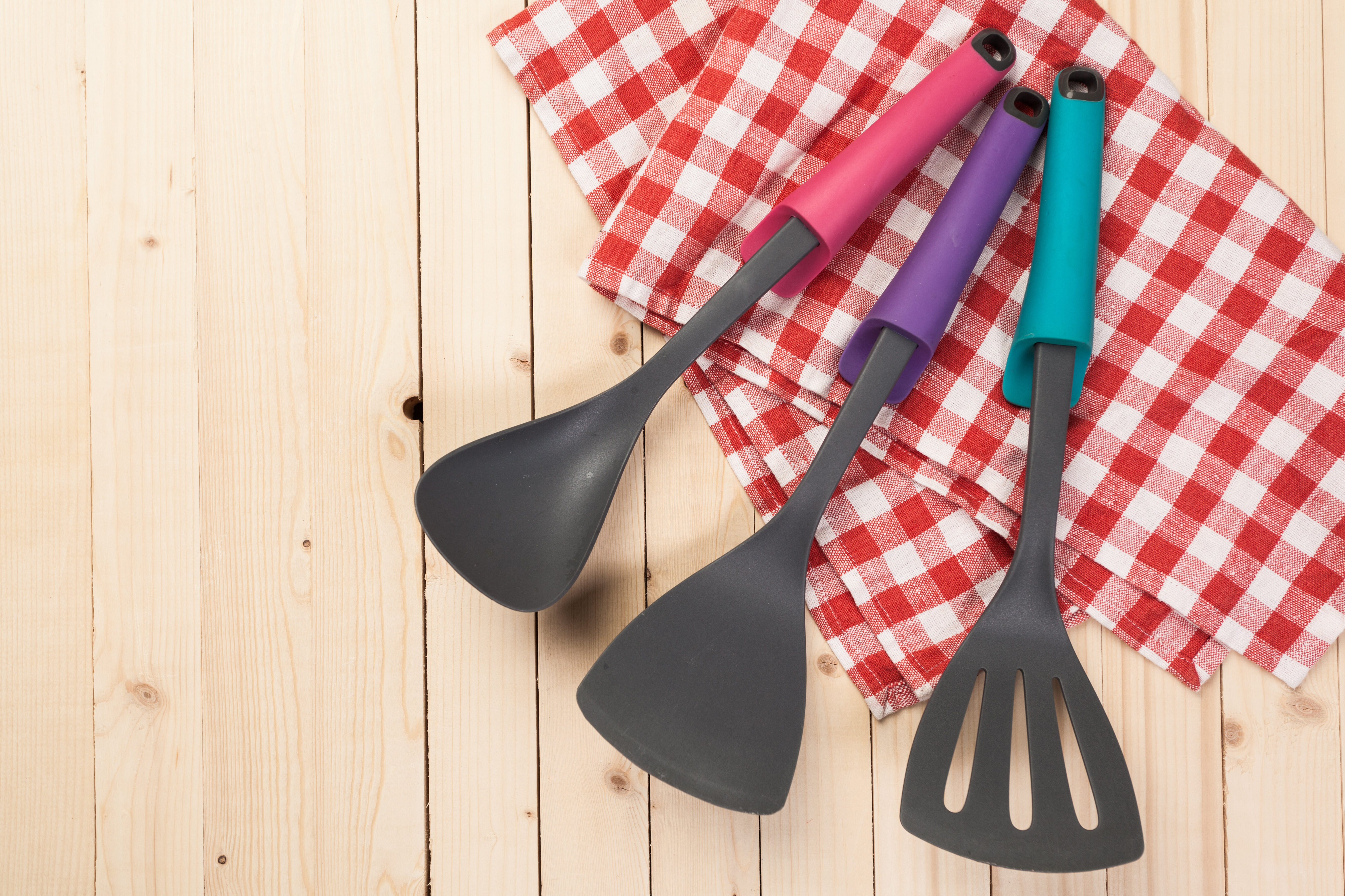 Utensili da cucina in plastica o poliammide: mestolo e spatole