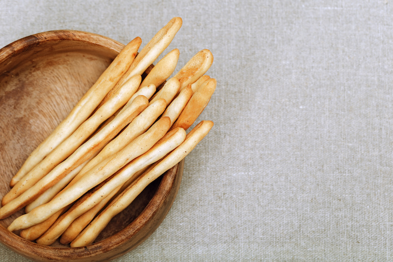 Grissini in una cioola di legno