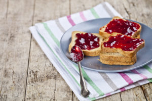 fette biscottate colazione marmellata dolce