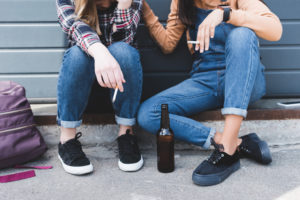 alcolici alcol alcolismo bere ragazzi giovani adolescenti