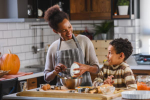 Madre e figlio preparano insieme una torta in cucina