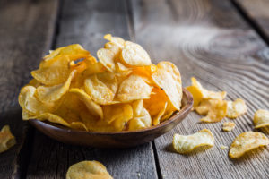 Ciotola di patatine chips su un tavolo di legno