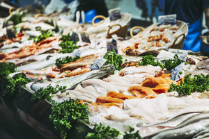 pesce fresco esposto sul banco di una pescheria; concept: origine